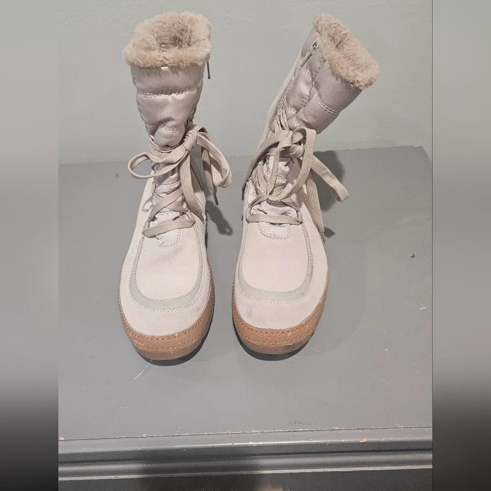 BARETRAPS Women's Bt Lancy Snow Boot. Nude/tan. Size 7
